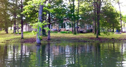 Amazing Table Rock Lake Home! Easy access to Silver Dollar City & Branson.
