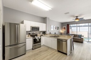 Jääkaappi, mikroaaltouuni, uuni, liesi