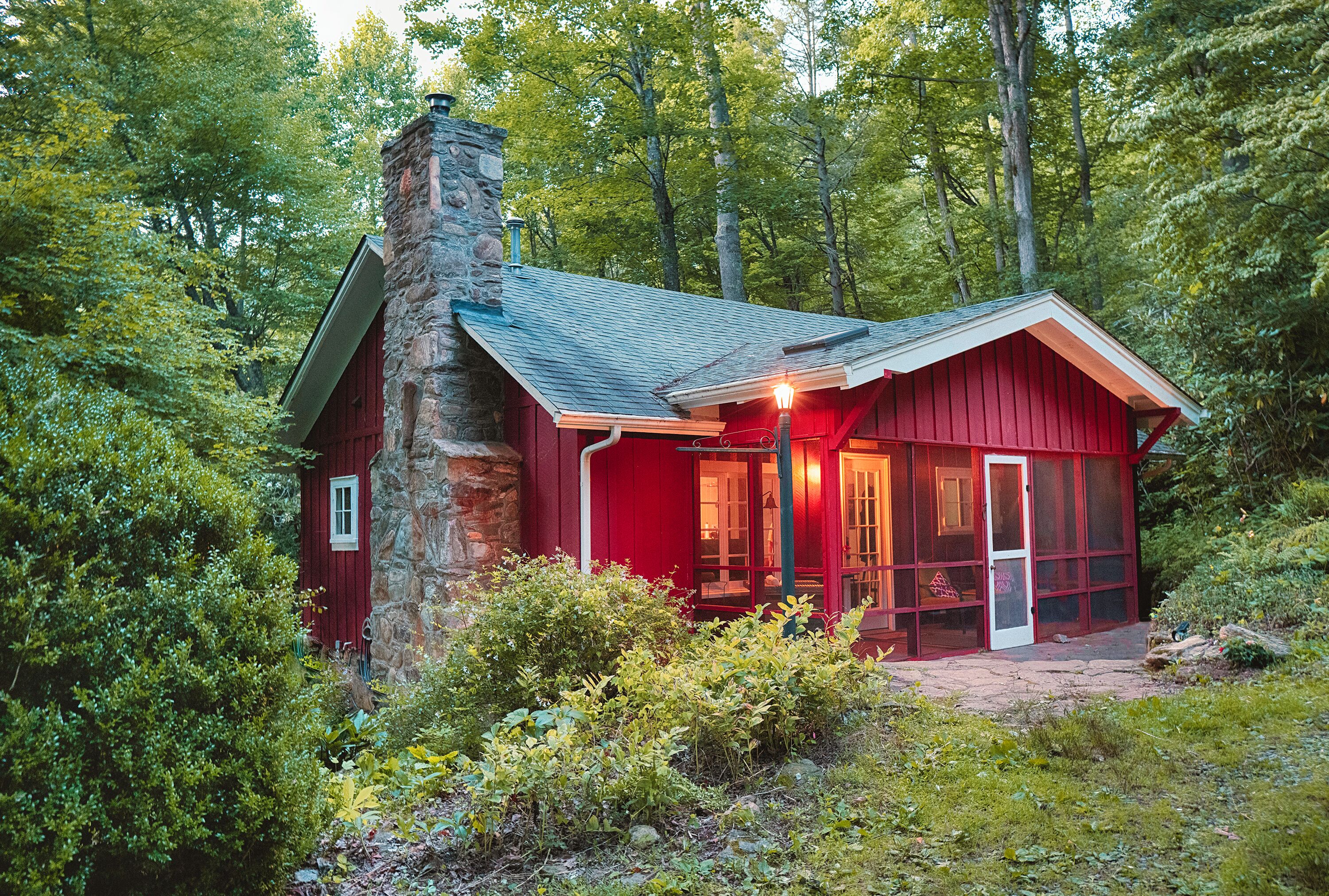 Rustic Creekside Cottage - High Speed internet.