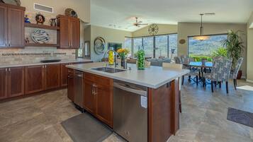 Jääkaappi, mikroaaltouuni, uuni, liesi