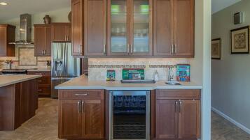 Jääkaappi, mikroaaltouuni, uuni, liesi