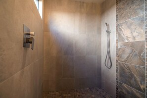 Bruser, hårtørrer, bidet, håndklæder