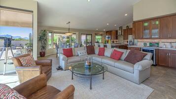 Älytelevisio, takka, DVD-soitin, pöytäjalkapallopöytä