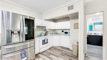 KylskÄp, mikrovÄgsugn, ugn och spishÀll