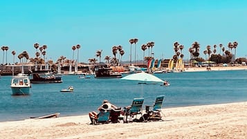 Na praia, espreguiçadeiras, toalhas de praia