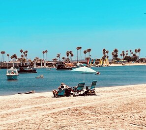 Plage, chaises longues, serviettes de plage