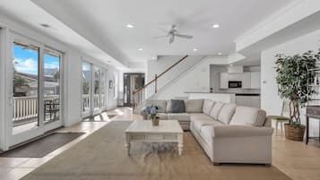 Smart TV, caminetto, lettore DVD, libri