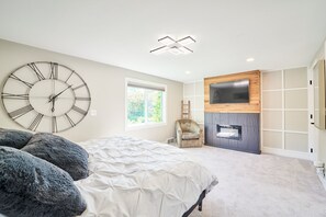 3 bedrooms, desk, iron/ironing board, travel crib