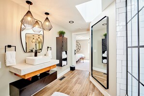 Bañera con ducha, artículos de tocador ecológicos, secador de pelo