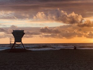 Beach nearby, sun-loungers, beach towels