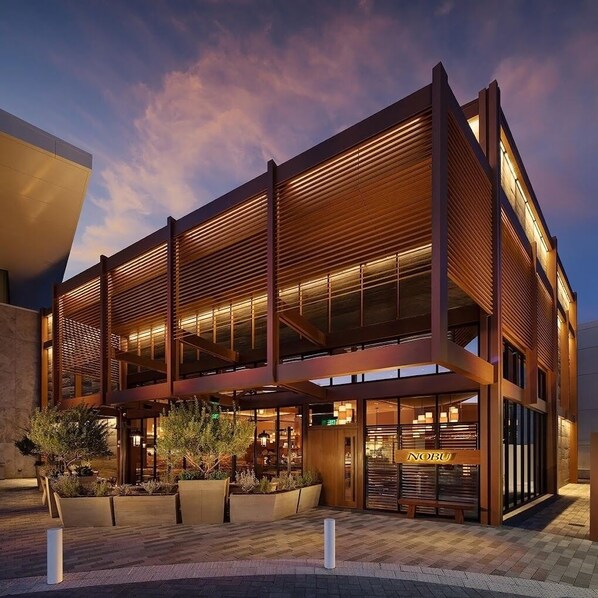 Exterior - Resort-style home! Cozy, multi-million dollar neighborhood. MINUTES TO OLD TOWN! (Paradise Valley)