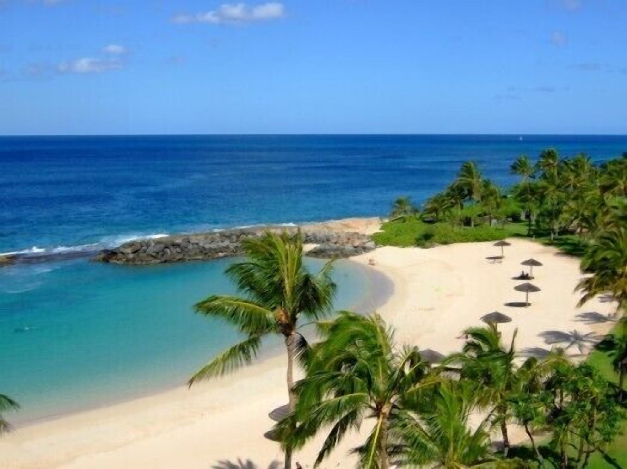 Beach nearby, sun loungers, beach towels