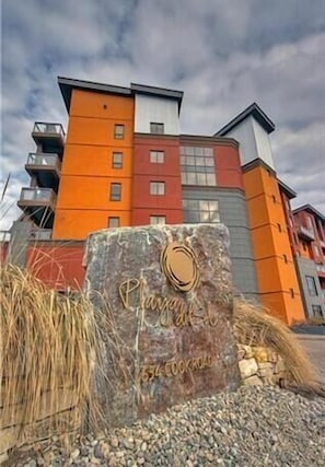 Un edificio con un letrero que dice "Playa del Sol" y "534 Cook Road".