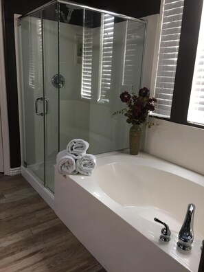 Combined shower/tub, jetted tub, hair dryer, towels - Brand New 51 Jet Spa, Heated Pool, Perfect Escape-Spring Training/Golf/Shopping (Peoria)