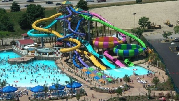 Een waterpark met glijbanen en een zwembad.