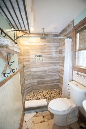 Shower, hair dryer, towels, toilet paper - The Shell Cabin is a place to relax and enjoy the beach! (Port Aransas)