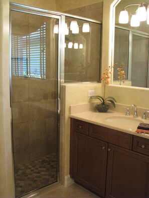 Combined shower/bathtub, jetted bath, towels