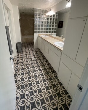 Combined shower/bathtub, hair dryer, towels, soap