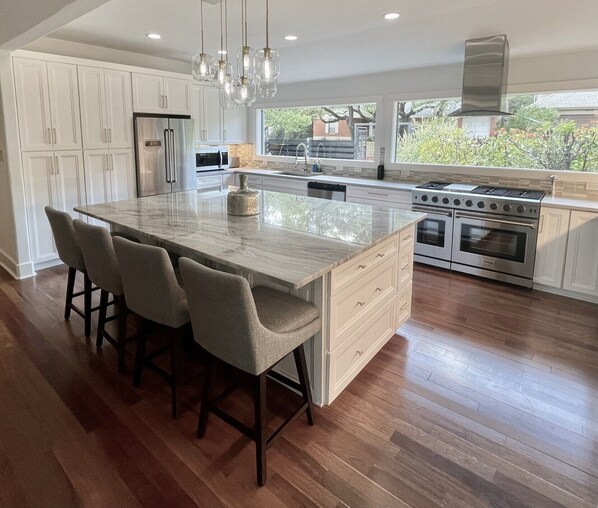 Jääkaappi, mikroaaltouuni, uuni, liesi