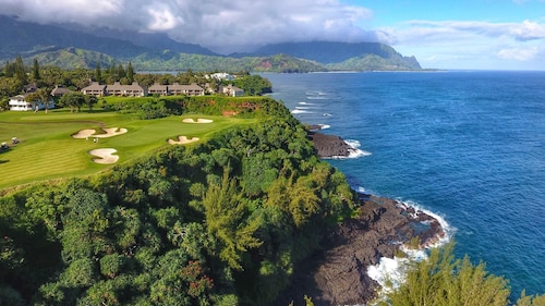 Private pool and jacuzzi oasis; walk to the beach, golf, restaurants, shopping