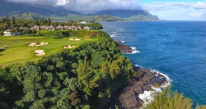 Private pool and jacuzzi oasis; walk to the beach, golf, restaurants, shopping