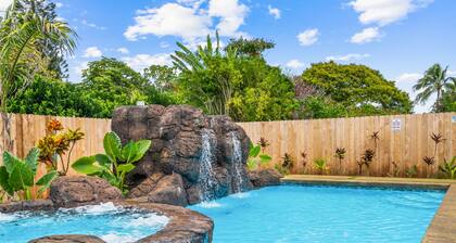 Private pool and jacuzzi oasis; walk to the beach, golf, restaurants, shopping