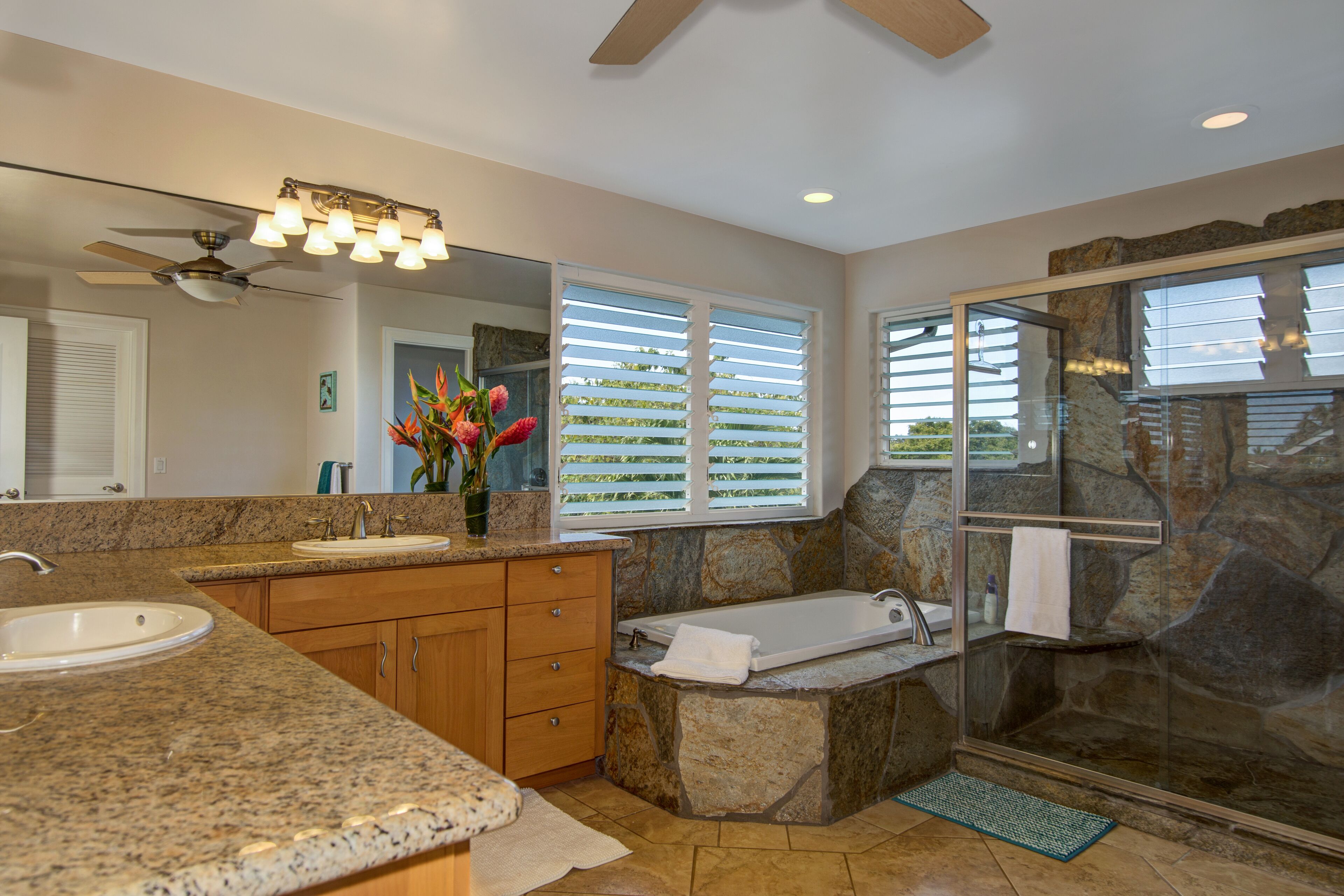 Combined shower/tub, jetted tub, hair dryer, towels