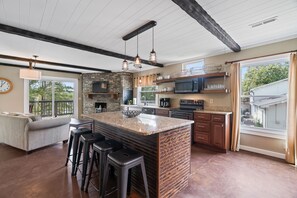 Kylskåp, mikrovågsugn, ugn och spishäll