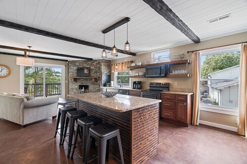 Lakefront property with 7 bedrooms