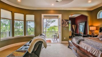 5 soverom, skrivebord, strykejern/-brett og reiseseng for barn