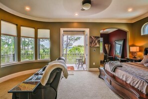 5 bedrooms, desk, iron/ironing board, travel crib