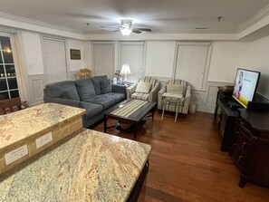 TV connectée, lecteur de DVD, livres