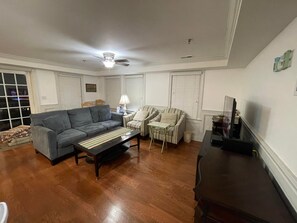 Téléviseur connecté, lecteur de DVD, livres