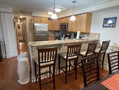 BEACH BLOCK,4BR,2.5BA,2 CarGarage,WiFi/Cable,6 BeachTags
