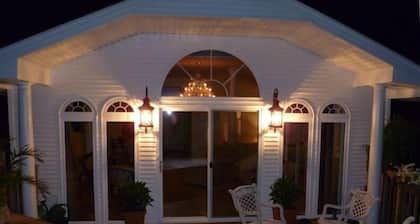 Beautiful Lake Hamilton Cottage with Deck extending over the lake
