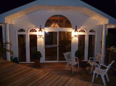 Beautiful Lake Hamilton Cottage with Deck extending over the lake