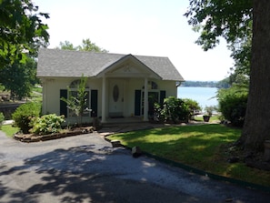 Exterior - Beautiful Lake Hamilton Cottage with Deck extending over the lake (Hot Springs)