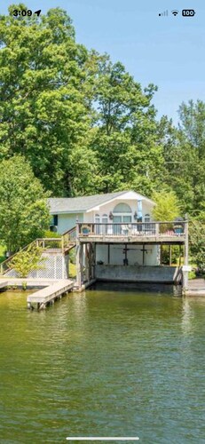 Beautiful Lake Hamilton Cottage with Deck extending over the lake
