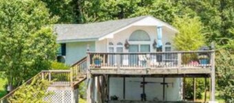 Vakre Lake Hamilton Hytte med Deck strekker seg over innsjøen