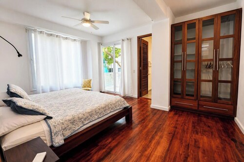 #3-West Bay 2 Bedroom Apt-2 min walk to the beach!