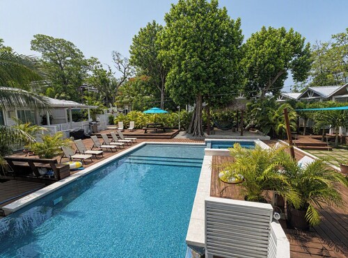 #3-West Bay 2 Bedroom Apt-2 min walk to the beach!