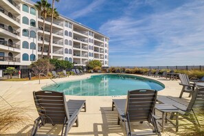 Pool - "Sea Escape" ~ Fully Renovated ~ Beach Gear credit included ~ Pool Access (Isle of Palms)