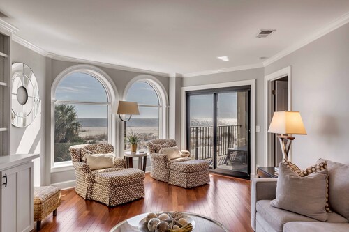 "Sea Escape" ~ Fully Renovated ~ Beach Gear credit included ~ Pool Access