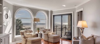 Pristine Oceanfront Seascape Villa ~ Isle of Palms ~ Obefläckade och renoverade - 'Sea Escape' * BEACH GEAR-kredit ingår!