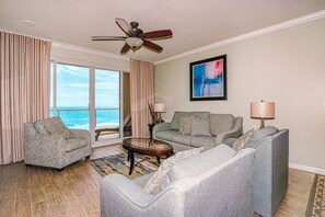 TV, DVD-spiller, bøker og filmbibliotek