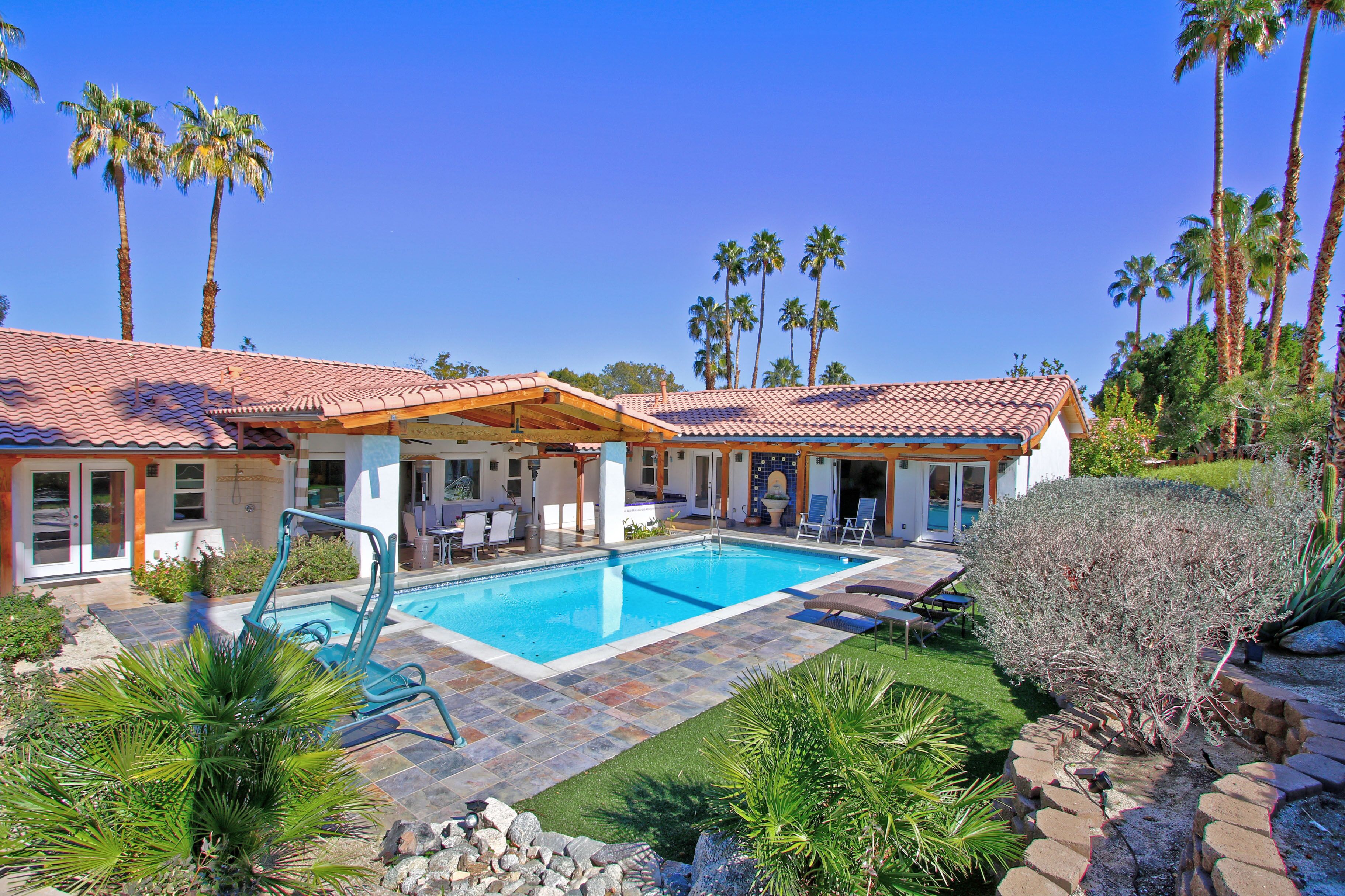 So Palm Desert 5 Bedroom, 4 Bath Private Home with Pool and Spa!  Spectacular!!