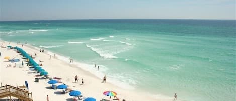 En la playa y camastros