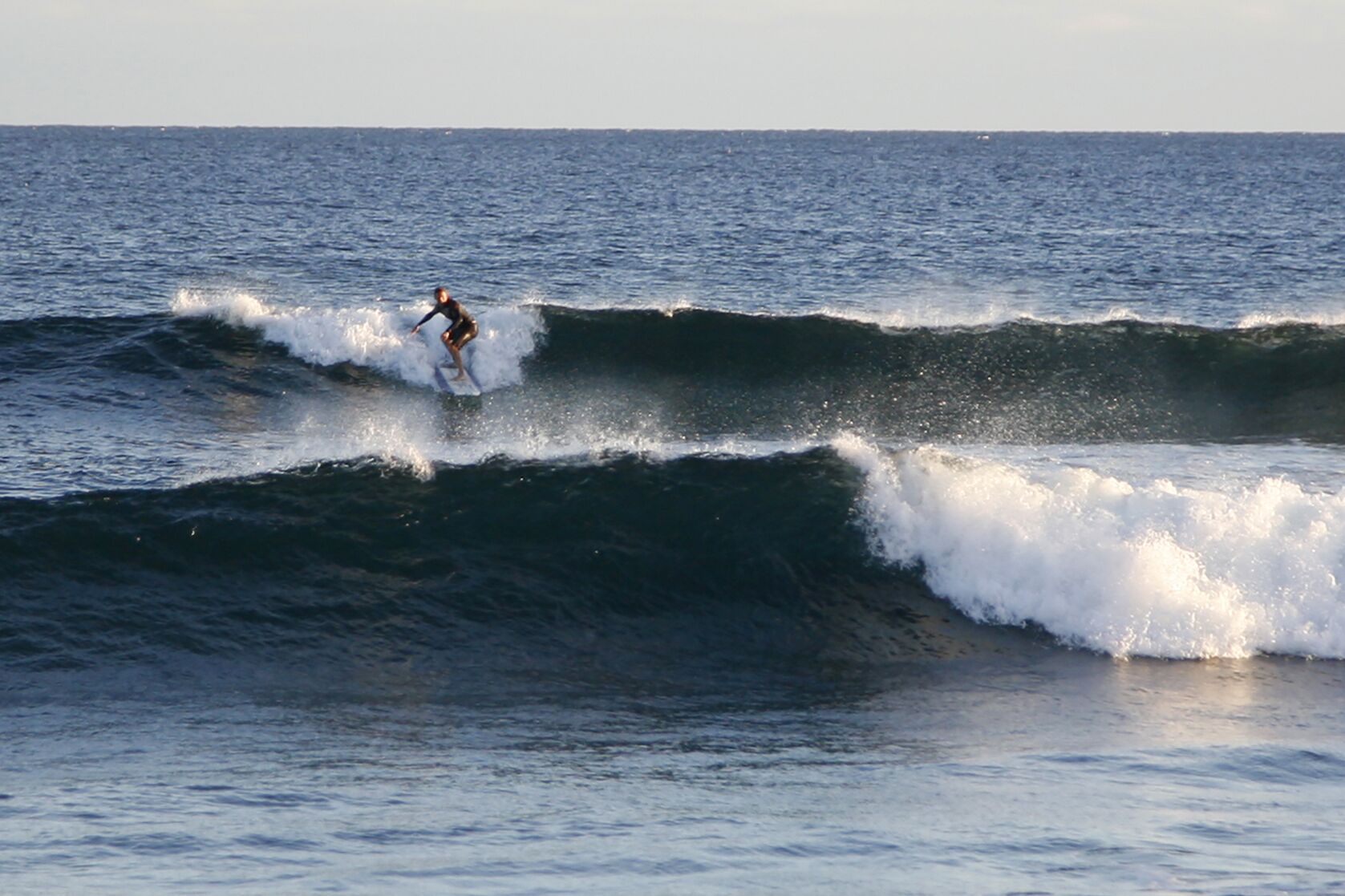 Un surfista cavalca un'onda nell'oceano.
