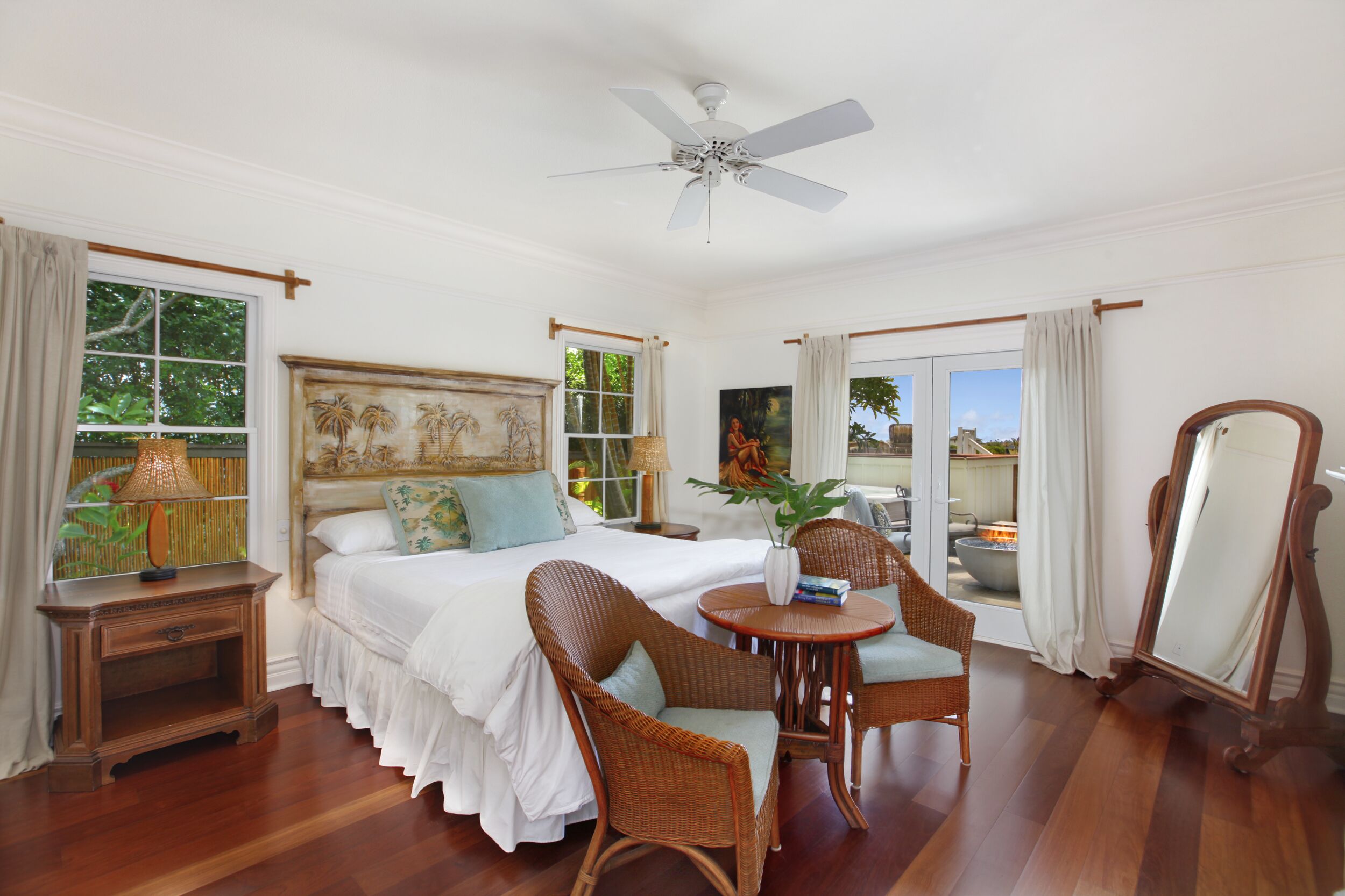 4 bedrooms, iron/ironing board, internet, bed sheets