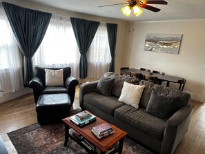 Smart TV, video games, DVD player, books - Sunny Family Friendly 2 Bd1 Ba Sleeps 6, Safe, Fun & Walkable Grand Lake Oakland (Oakland)